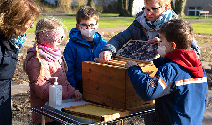 Interessiert verfolgten Kinder bei der „Bienen-Aktion“ im Garten des Mutterhauses der Franziskanerinnen die Präsentation von Imkerin Andrea Lenzmeier. Foto: Michael Bodin / fcjm-presse