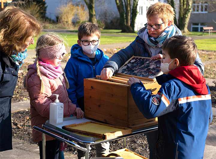 Interessiert verfolgten Kinder bei der „Bienen-Aktion“ im Garten des Mutterhauses der Franziskanerinnen die Präsentation von Imkerin Andrea Lenzmeier. Foto: Michael Bodin / fcjm-presse