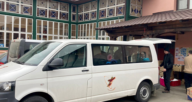 Mit ihrem VW-Bus brachten die Franziskanerinnen aus Caransebes in Rumänien Hilfsgüter an die rumänisch-ukrainische Grenze. Foto: fcjm