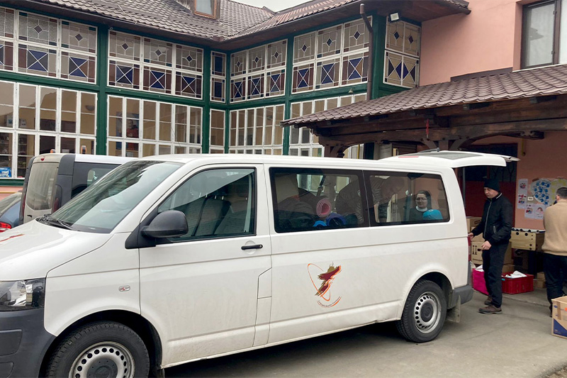 Mit ihrem VW-Bus brachten die Franziskanerinnen aus Caransebes in Rumänien Hilfsgüter an die rumänisch-ukrainische Grenze. Foto: fcjm