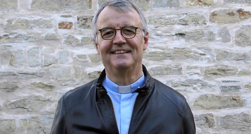 Pfarrer Peter Gede spricht am 7. Juni im Geistlichen Zentrum Franziskus über die heilende Kraft des Heiligen Geistes. Foto: Pastoralverbund Büren