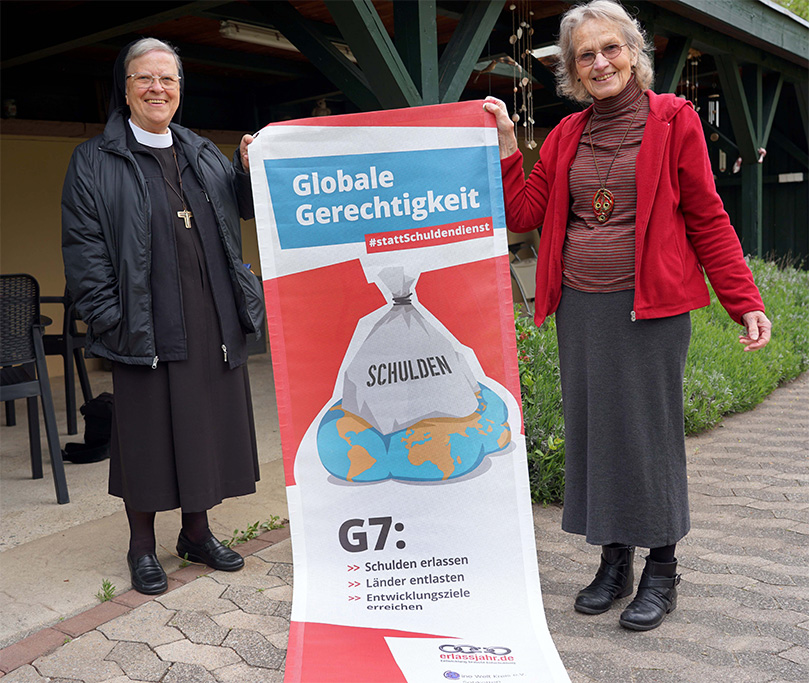 Die Franziskanerin Schwester M. Stefanie Müllenborn und Dr. Waltraud Teigeler vom Eine-Welt-Kreis Salzkotten laden ab 17. Mai zum Besuch der Ausstellung „Globale Gerechtigkeit“ im Pavillon des Mutterhausgartens der Franziskanerinnen ein. Foto: Michael Bodin / fcjm-presse