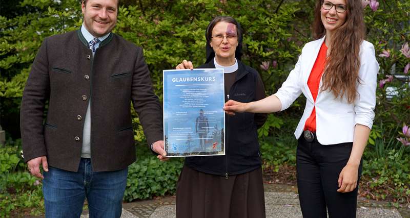 Laden zum Glaubenskurs im Geistlichen Zentrum Franziskus ein (v.l.): Dekanatsreferent Robert Kesselmeier, Schwester Dr. M. Alexandra Völzke und Pastoralassistentin Tanja Espinosa. Foto: Michael Bodin / fcjm-presse