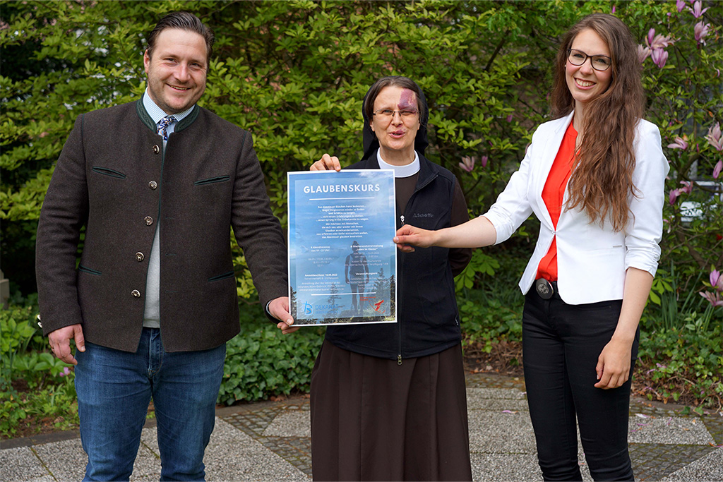 Laden zum Glaubenskurs im Geistlichen Zentrum Franziskus ein (v.l.): Dekanatsreferent Robert Kesselmeier, Schwester Dr. M. Alexandra Völzke und Pastoralassistentin Tanja Espinosa. Foto: Michael Bodin / fcjm-presse