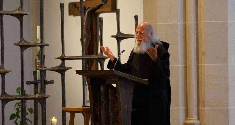 Pater Anselm Grün sprach am Mittwoch in der Mutterhauskirche der Franziskanerinnen über die „Die Botschaft Jesu als Antwort auf die Sehnsüchte des heutigen Menschen“. Foto: Michael Bodin / fcjm-presse