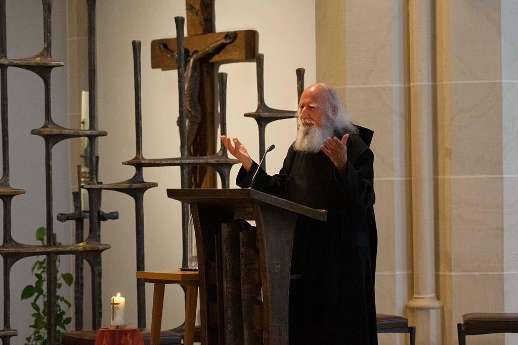 Pater Anselm Grün sprach am Mittwoch in der Mutterhauskirche der Franziskanerinnen über die „Die Botschaft Jesu als Antwort auf die Sehnsüchte des heutigen Menschen“. Foto: Michael Bodin / fcjm-presse