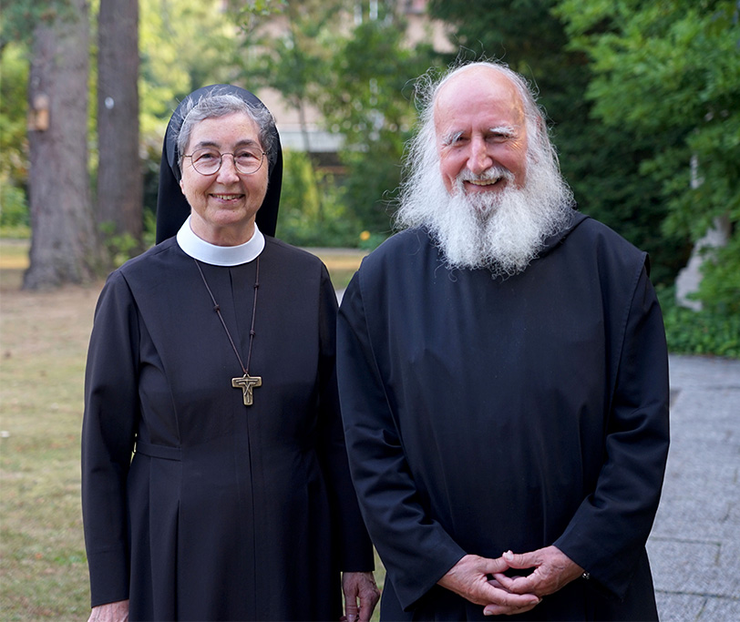 Schwester M. Angela Benoit, Provinzoberin der Franziskanerinnen Salzkotten, freute sich über den Besuch von Pater Anselm Grün zu einem Vortrag im Programm des Geistlichen Zentrums Franziskus. Foto: Michael Bodin / fcjm-presse