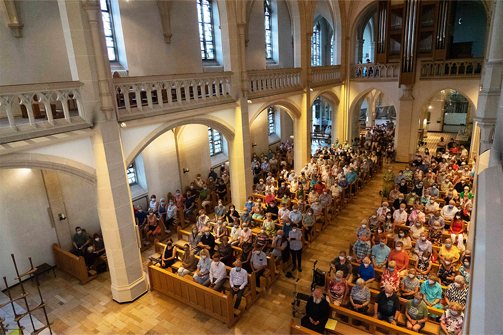 Zum Vortrag von Pater Anselm Grün (rechts, 1. Reihe) war die Mutterhauskirche der Franziskanerinnen Salzkotten voll besetzt. Foto: Michael Bodin / fcjm-presse
