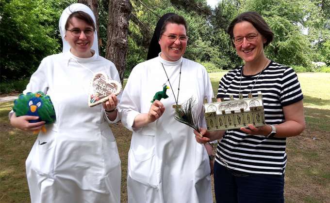Laden am 19. Juli zur Kinderaktion mit dem Thema „Libori“ im Mutterhausgarten ein (v.l.): Schwester M. Lucia Liebenau, Schwester M. Alexa Furmaniak und Claudia Westermann vom Geistlichen Zentrum Franziskus. Foto: Sr. M. Alexandra Völzke / fcjm