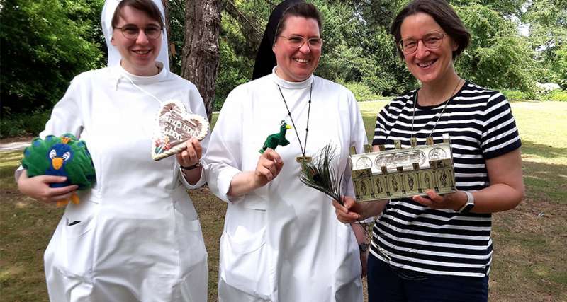 Laden am 19. Juli zur Kinderaktion mit dem Thema „Libori“ im Mutterhausgarten ein (v.l.): Schwester M. Lucia Liebenau, Schwester M. Alexa Furmaniak und Claudia Westermann vom Geistlichen Zentrum Franziskus. Foto: Sr. M. Alexandra Völzke / fcjm