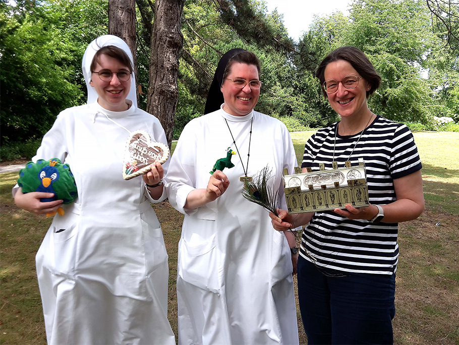 Laden am 19. Juli zur Kinderaktion mit dem Thema „Libori“ im Mutterhausgarten ein (v.l.): Schwester M. Lucia Liebenau, Schwester M. Alexa Furmaniak und Claudia Westermann vom Geistlichen Zentrum Franziskus. Foto: Sr. M. Alexandra Völzke / fcjm