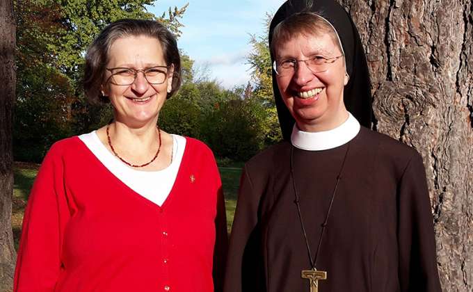 Monika Schwietzer (links) und Schwester M. Birgit Henning gestalten das Wochenende für Trauernde am 26. und 27. November im Geistlichen Zentrum Franziskus in Salzkotten. Foto: Sr. M. Alexandra Völzke