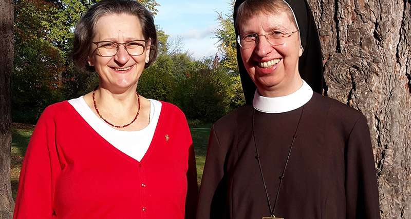 Monika Schwietzer (links) und Schwester M. Birgit Henning gestalten das Wochenende für Trauernde am 26. und 27. November im Geistlichen Zentrum Franziskus in Salzkotten. Foto: Sr. M. Alexandra Völzke