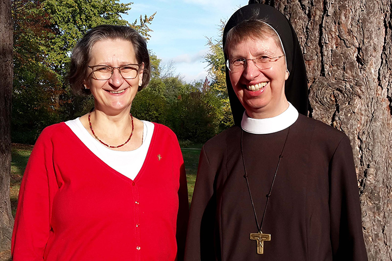 Monika Schwietzer (links) und Schwester M. Birgit Henning gestalten das Wochenende für Trauernde am 26. und 27. November im Geistlichen Zentrum Franziskus in Salzkotten. Foto: Sr. M. Alexandra Völzke