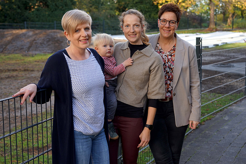 In einem Teil des Mutterhausgartens entsteht das große Außengelände für das Kinderhaus „Kleine Freunde“. Zum künftigen Team gehören Diana Ahlers, Marlen Karthaus, hier mit Kind, und Elke Michaelis. Nicht im Bild sind Carolin Lange und Edith Reusch. Foto: Michael Bodin / fcjm-presse