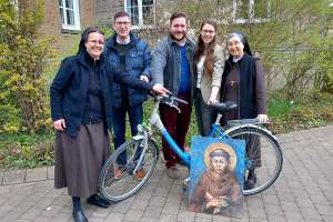 Sie möchten weitere Menschen für die Idee eines Pilgerradweges im Pastoralverbund Salzkotten gewinnen (v.l.): Schwester Dr. M. Alexandra Völzke, Pfarrer Martin Beisler, Dekanatsreferent Robert Kesselmeier, Pastoralassistentin Tanja Espinosa und Schwester M. Angela Benoit, Provinzoberin der Franziskanerinnen Salzkotten. Foto: Franziskanerinnen FCJM