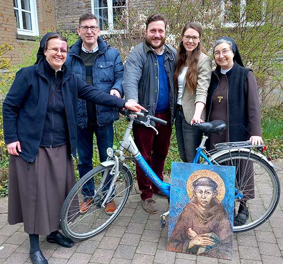 Sie möchten weitere Menschen für die Idee eines Pilgerradweges im Pastoralverbund Salzkotten gewinnen (v.l.): Schwester Dr. M. Alexandra Völzke, Pfarrer Martin Beisler, Dekanatsreferent Robert Kesselmeier, Pastoralassistentin Tanja Espinosa und Schwester M. Angela Benoit, Provinzoberin der Franziskanerinnen Salzkotten. Foto: Franziskanerinnen FCJM