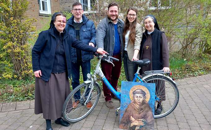 Sie möchten weitere Menschen für die Idee eines Pilgerradweges im Pastoralverbund Salzkotten gewinnen (v.l.): Schwester Dr. M. Alexandra Völzke, Pfarrer Martin Beisler, Dekanatsreferent Robert Kesselmeier, Pastoralassistentin Tanja Espinosa und Schwester M. Angela Benoit, Provinzoberin der Franziskanerinnen Salzkotten. Foto: Franziskanerinnen FCJM