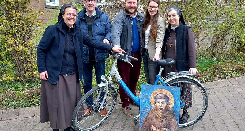 Sie möchten weitere Menschen für die Idee eines Pilgerradweges im Pastoralverbund Salzkotten gewinnen (v.l.): Schwester Dr. M. Alexandra Völzke, Pfarrer Martin Beisler, Dekanatsreferent Robert Kesselmeier, Pastoralassistentin Tanja Espinosa und Schwester M. Angela Benoit, Provinzoberin der Franziskanerinnen Salzkotten. Foto: Franziskanerinnen FCJM