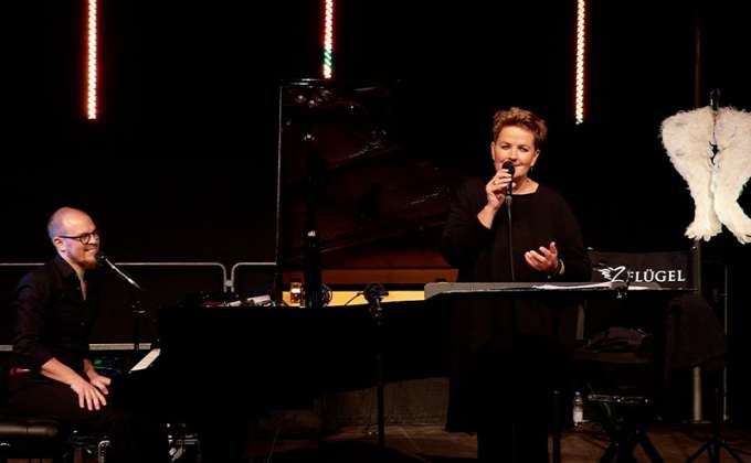 Das Das Duo 2Flügel mit der Erzählerin Christina Brudereck (rechts) und dem Musiker Ben Seipel (links) gastiert am 9. März 2024 mit seinem Programm "LEIDENSCHAFT LEBEN - Eine Konzertlesung zur Passion“ in der Mutterhauskirche der Franziskanerinnen Salzkotten. Der Kartenvorverkauf beginnt am 20. November. Foto: Igor Panitz / 2Flügel