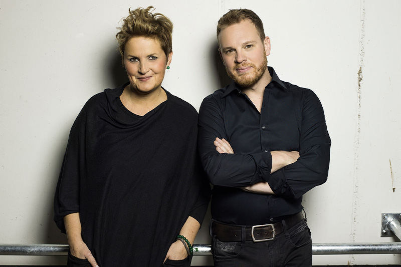 Das Das Duo 2Flügel mit der Erzählerin Christina Brudereck (links) und dem Musiker Ben Seipel (rechts) gastiert am 9. März 2024 mit seinem Programm "LEIDENSCHAFT LEBEN - Eine Konzertlesung zur Passion“ in der Mutterhauskirche der Franziskanerinnen Salzkotten. Der Kartenvorverkauf beginnt am 20. November. Foto: Holger Postma / 2Flügel