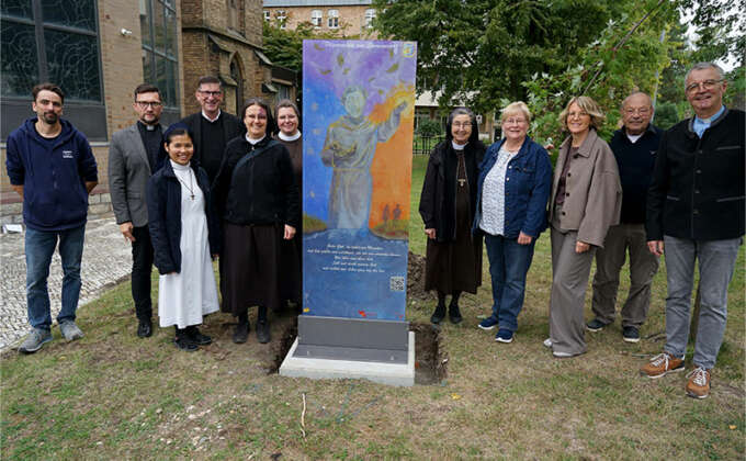 Aufstellung der Glasstele für den Pilgerradweg zum Sonnengesang des heiligen Franz von Assisi am Mutterhaus der Franziskanerinnen Salzkotten (v.l.): Michael Vockel-Böhmer (Glasmalerei Peters), Dechant Daniel Jardzejewski (Dekanat Büren-Delbrück), Schwester M. Francine Simamora (Franziskanerinnen), Pfarrer Martin Beisler (Pastoralverbund Salzkotten), Schwester Dr. M. Alexandra Völzke, Schwester M. Alexa Furmaniak, Schwester M. Angela Benoit (Franziskanerinnen Salzkotten), Marita Münsterteicher (Dekanat Büren-Delbrück), Ursula Schrader (Dekanat Büren-Delbrück), Pastor i.R. Uwe Schläger und Pastor i.R. Peter Gede (beide Vorbereitungskreis). Foto: Michael Bodin / fcjm-presse