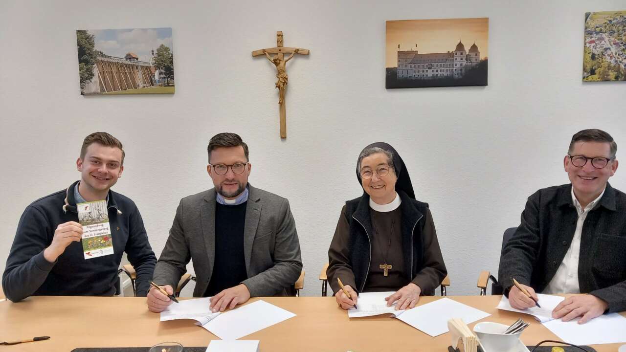 Freuen sich über das große Interesse am Pilgerradweg (v.l.n.r.): Dekanatsreferent Jens Prior, Dechant Daniel Jardzejewski, Provinzoberin Schwester M. Angela Benoit und Pfarrer Martin Beisler. Foto: Schwester M. Alexandra Völzke / Franziskanerinnen Salzkotten