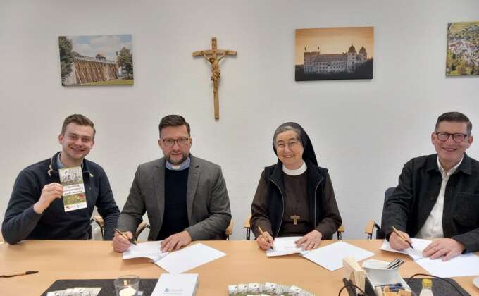 Freuen sich über das große Interesse am Pilgerradweg (v.l.n.r.): Dekanatsreferent Jens Prior, Dechant Daniel Jardzejewski, Provinzoberin Schwester M. Angela Benoit und Pfarrer Martin Beisler. Foto: Schwester M. Alexandra Völzke / Franziskanerinnen Salzkotten