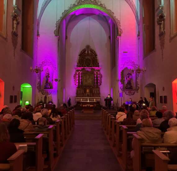 Die schön beleuchtete Kirche lud zu Beginn und Ende der Veranstaltung zu Impulsen mit musikalischer Begleitung ein. © J. Schumacher / Dekanat Paderborn
