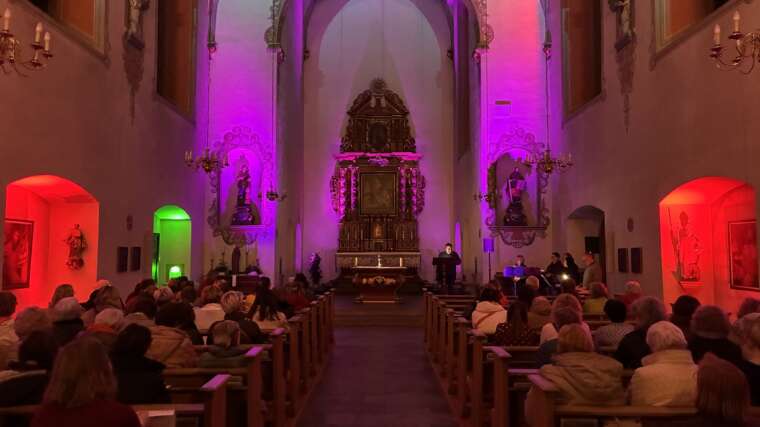 Die schön beleuchtete Kirche lud zu Beginn und Ende der Veranstaltung zu Impulsen mit musikalischer Begleitung ein. © J. Schumacher / Dekanat Paderborn