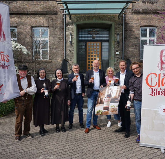 Vorstellung von „Clara Klosterbier 1860“ am Mutterhaus der Franziskanerinnen Salzkotten (v.l.): Braumeister Peter Mesters, Provinzoberin Schwester M. Angela Benoit, Schwester M. Hiltrud Wacker, Jörg Schütte (Brauhof Hallenberg), Verwaltungsdirektor Andreas Cramer, Monika Werner (Salzkotten Marketing), Bürgermeister Ulrich Berger und Lukas Michalski (Salzkotten Marketing). Foto: Michael Bodin / fcjm-presse