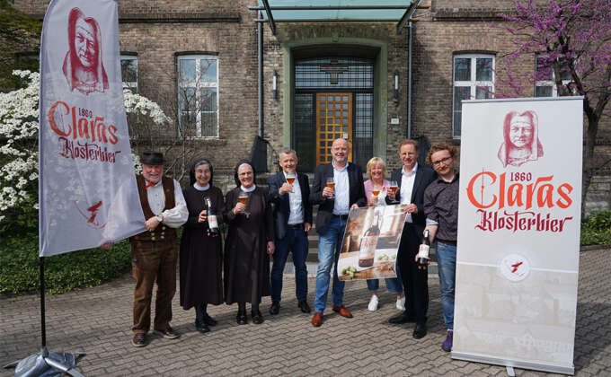 Vorstellung von „Clara Klosterbier 1860“ am Mutterhaus der Franziskanerinnen Salzkotten (v.l.): Braumeister Peter Mesters, Provinzoberin Schwester M. Angela Benoit, Schwester M. Hiltrud Wacker, Jörg Schütte (Brauhof Hallenberg), Verwaltungsdirektor Andreas Cramer, Monika Werner (Salzkotten Marketing), Bürgermeister Ulrich Berger und Lukas Michalski (Salzkotten Marketing). Foto: Michael Bodin / fcjm-presse