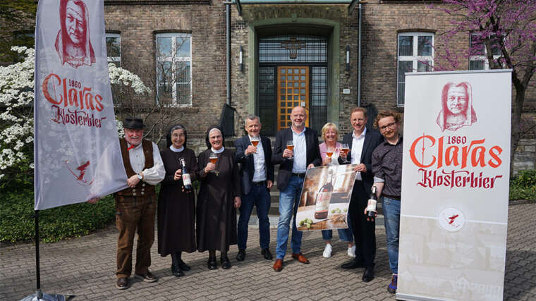 Vorstellung von „Clara Klosterbier 1860“ am Mutterhaus der Franziskanerinnen Salzkotten (v.l.): Braumeister Peter Mesters, Provinzoberin Schwester M. Angela Benoit, Schwester M. Hiltrud Wacker, Jörg Schütte (Brauhof Hallenberg), Verwaltungsdirektor Andreas Cramer, Monika Werner (Salzkotten Marketing), Bürgermeister Ulrich Berger und Lukas Michalski (Salzkotten Marketing). Foto: Michael Bodin / fcjm-presse