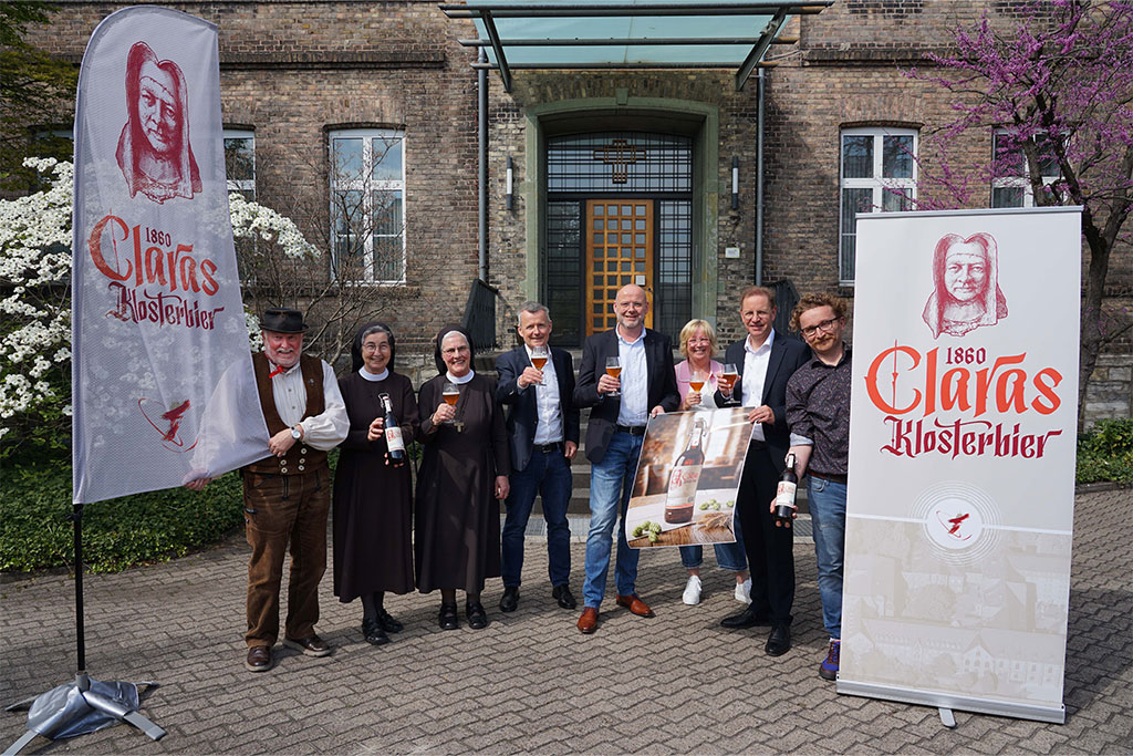 Vorstellung von „Clara Klosterbier 1860“ am Mutterhaus der Franziskanerinnen Salzkotten (v.l.): Braumeister Peter Mesters, Provinzoberin Schwester M. Angela Benoit, Schwester M. Hiltrud Wacker, Jörg Schütte (Brauhof Hallenberg), Verwaltungsdirektor Andreas Cramer, Monika Werner (Salzkotten Marketing), Bürgermeister Ulrich Berger und Lukas Michalski (Salzkotten Marketing). Foto: Michael Bodin / fcjm-presse