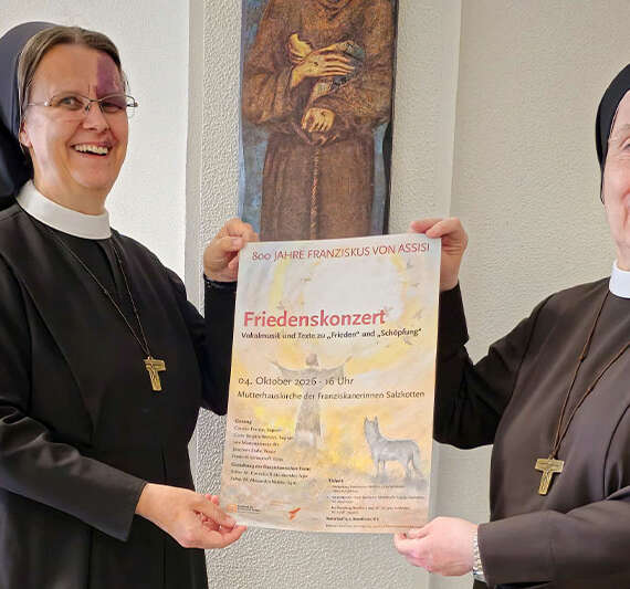 Anlässlich des 800. Todestages des heiligen Franziskus von Assisi laden die Franziskanerinnen Salzkotten am Sonntag, 4. Oktober 2026, um 16 Uhr zu einem Friedenskonzert in die Mutterhauskirche ein. Schwester Dr. M. Alexandra Völzke (links) und Schwester M. Cornelia Büdenbender machen auf den Kartenvorverkauf aufmerksam. Foto: Franziskanerinnen Salzkotten