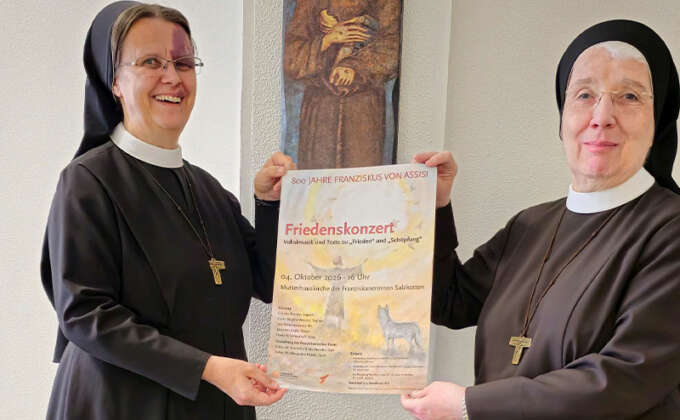 Anlässlich des 800. Todestages des heiligen Franziskus von Assisi laden die Franziskanerinnen Salzkotten am Sonntag, 4. Oktober 2026, um 16 Uhr zu einem Friedenskonzert in die Mutterhauskirche ein. Schwester Dr. M. Alexandra Völzke (links) und Schwester M. Cornelia Büdenbender machen auf den Kartenvorverkauf aufmerksam. Foto: Franziskanerinnen Salzkotten