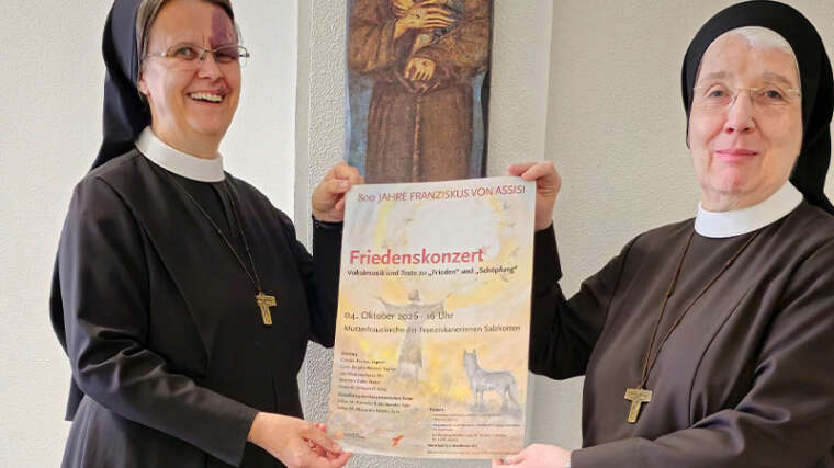 Anlässlich des 800. Todestages des heiligen Franziskus von Assisi laden die Franziskanerinnen Salzkotten am Sonntag, 4. Oktober 2026, um 16 Uhr zu einem Friedenskonzert in die Mutterhauskirche ein. Schwester Dr. M. Alexandra Völzke (links) und Schwester M. Cornelia Büdenbender machen auf den Kartenvorverkauf aufmerksam. Foto: Franziskanerinnen Salzkotten