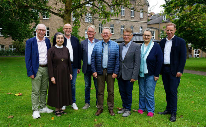 Machen auf die Gründungsversammlung des „Freundeskreises der Franziskanerinnen Salzkotten“ am 23. September um 18 Uhr aufmerksam (v.l.): Landrat a.D. Manfred Müller, Provinzoberin Schwester M. Angela Benoit, Verwaltungsdirektor Andreas Cramer, Klaus Schröder, Reinhard Kamp, Heinz Sonntag, Annette Stracke und Bürgermeister Ulrich Berger. Foto: Michael Bodin / fcjm-presse
