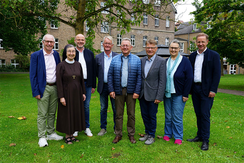 Machen auf die Gründungsversammlung des „Freundeskreises der Franziskanerinnen Salzkotten“ am 23. September um 18 Uhr aufmerksam (v.l.): Landrat a.D. Manfred Müller, Provinzoberin Schwester M. Angela Benoit, Verwaltungsdirektor Andreas Cramer, Klaus Schröder, Reinhard Kamp, Heinz Sonntag, Annette Stracke und Bürgermeister Ulrich Berger. Foto: Michael Bodin / fcjm-presse